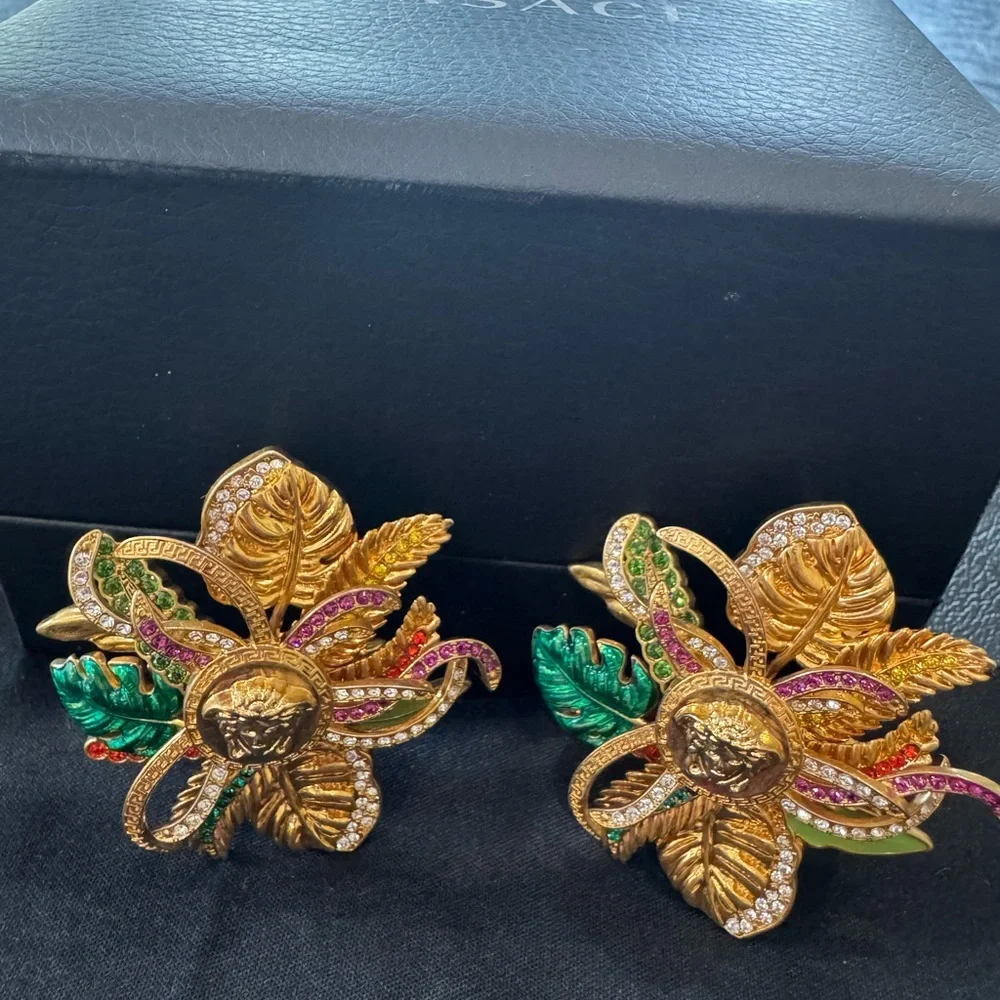 Versace stud style earrings - Picture 4 of 7